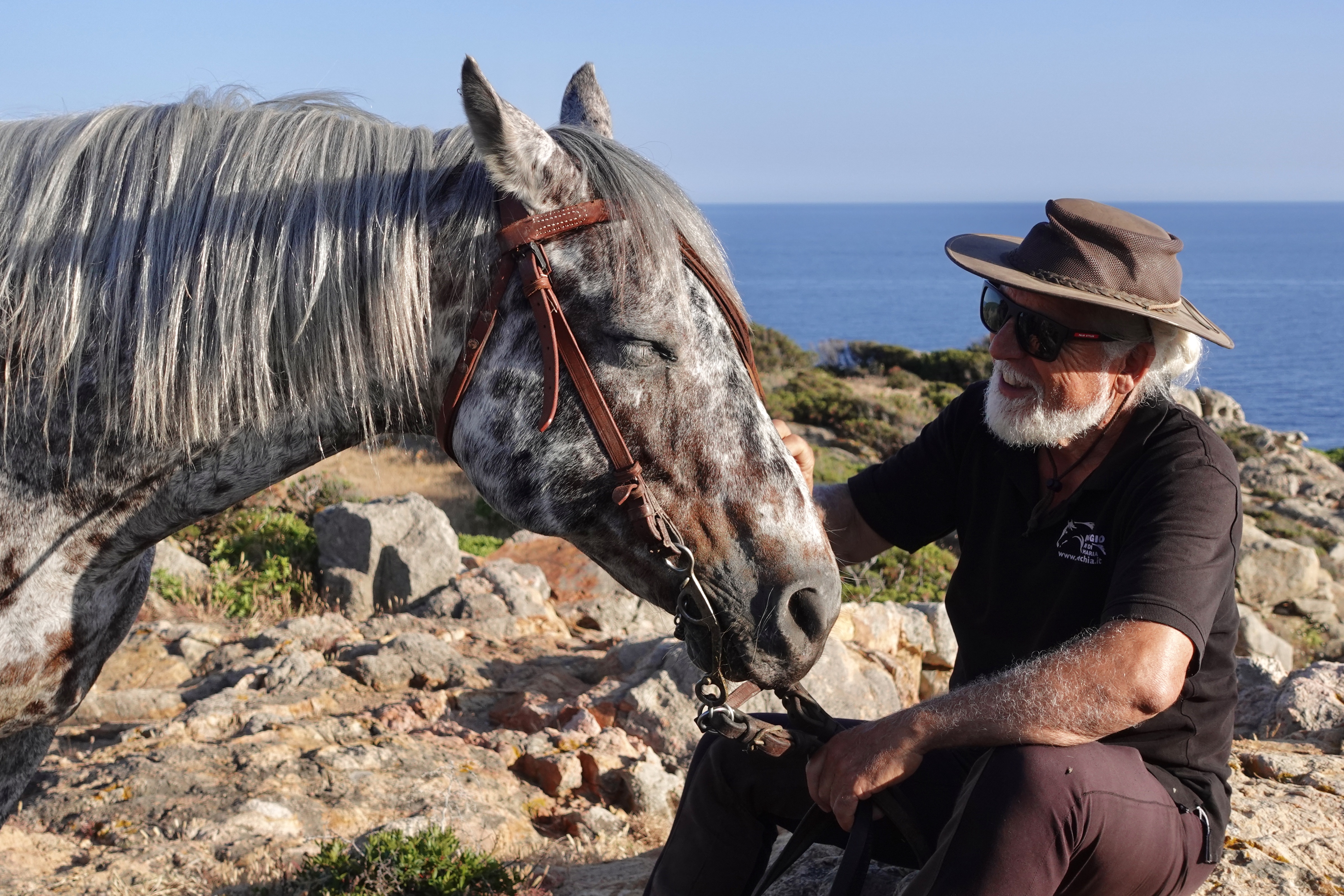 Giancarlo Cabras con un cavallo in Sardegna